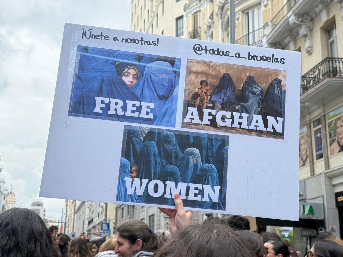 Pancarta por las mujeres afganas, en el 8M de Madrid.