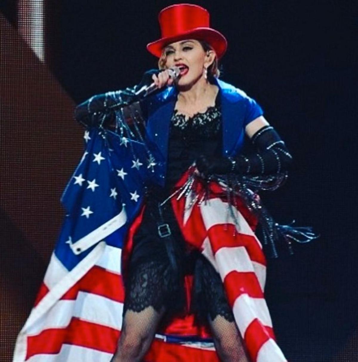 Madonna comparte una foto cantando con la bandera de Estados Unidos