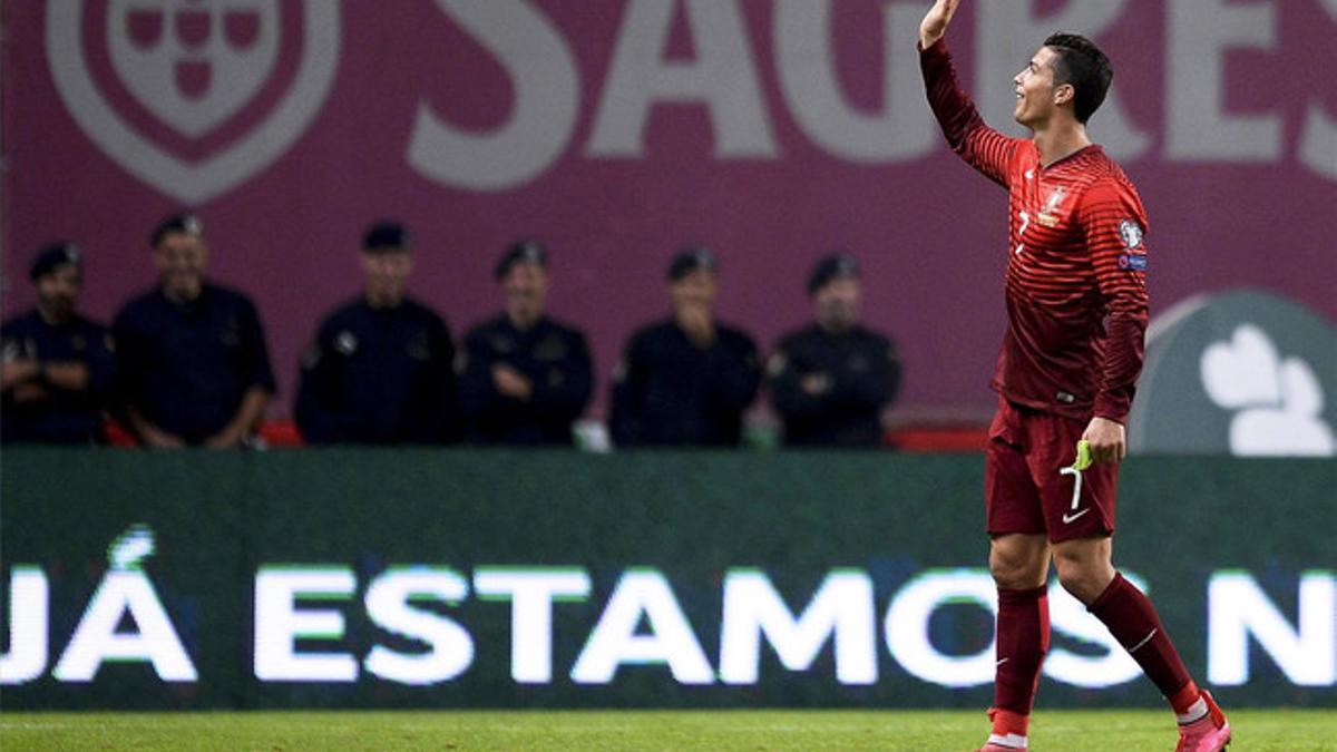 Cristiano Ronaldo saluda tras un partido entre Portugal y Dinamarca