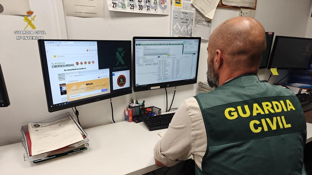 Un agente de la Guardia Civil trabajando en un caso.