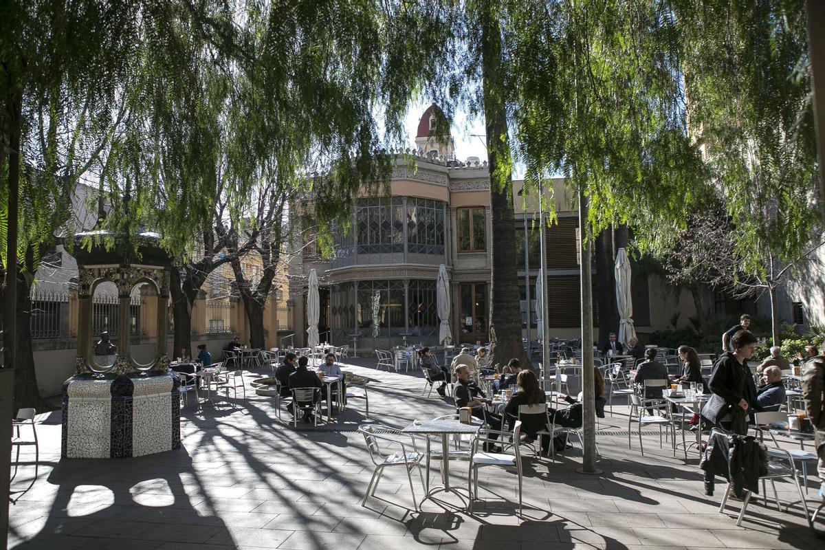 Patio del CC Can Déu, en la plaza Concòrdia de Les Corts.