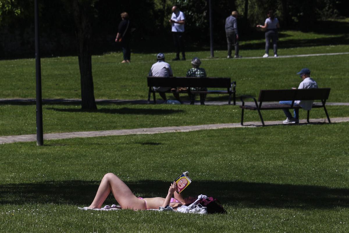 EN IMÁGENES: Asturias sofoca la ola de calor de mayo en la playa