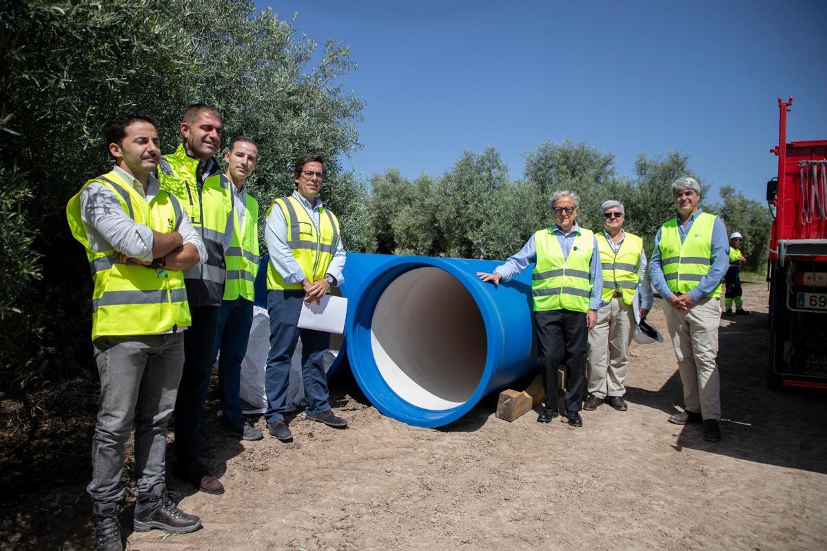 Salvador Fuentesm con responsables de la empresa y técnicos junto a las tuberías que se van a instalar en la zona Sur de Córdoba.