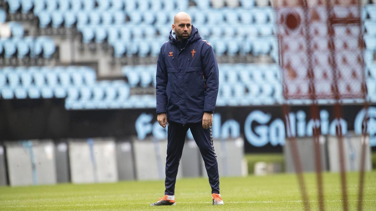 Claudio Giraldez durante el entrenamiento del Celta de este jueves en el estadio de Balaidos