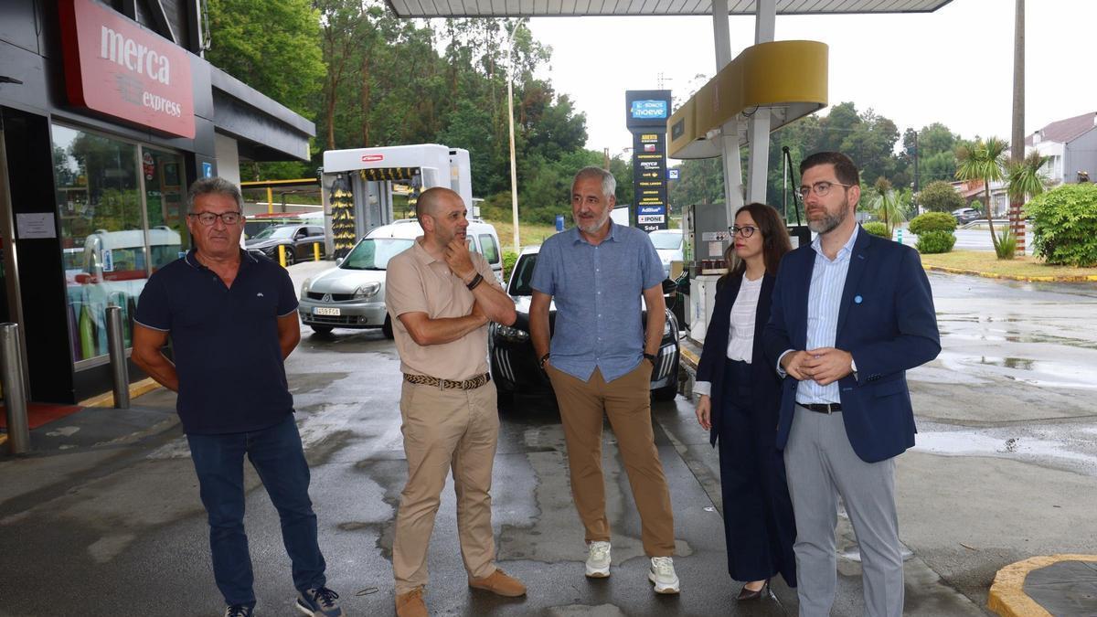 Visita del delegado de la Xunta a una de las estaciones de servicio beneficiarias de la inversión autonómica.