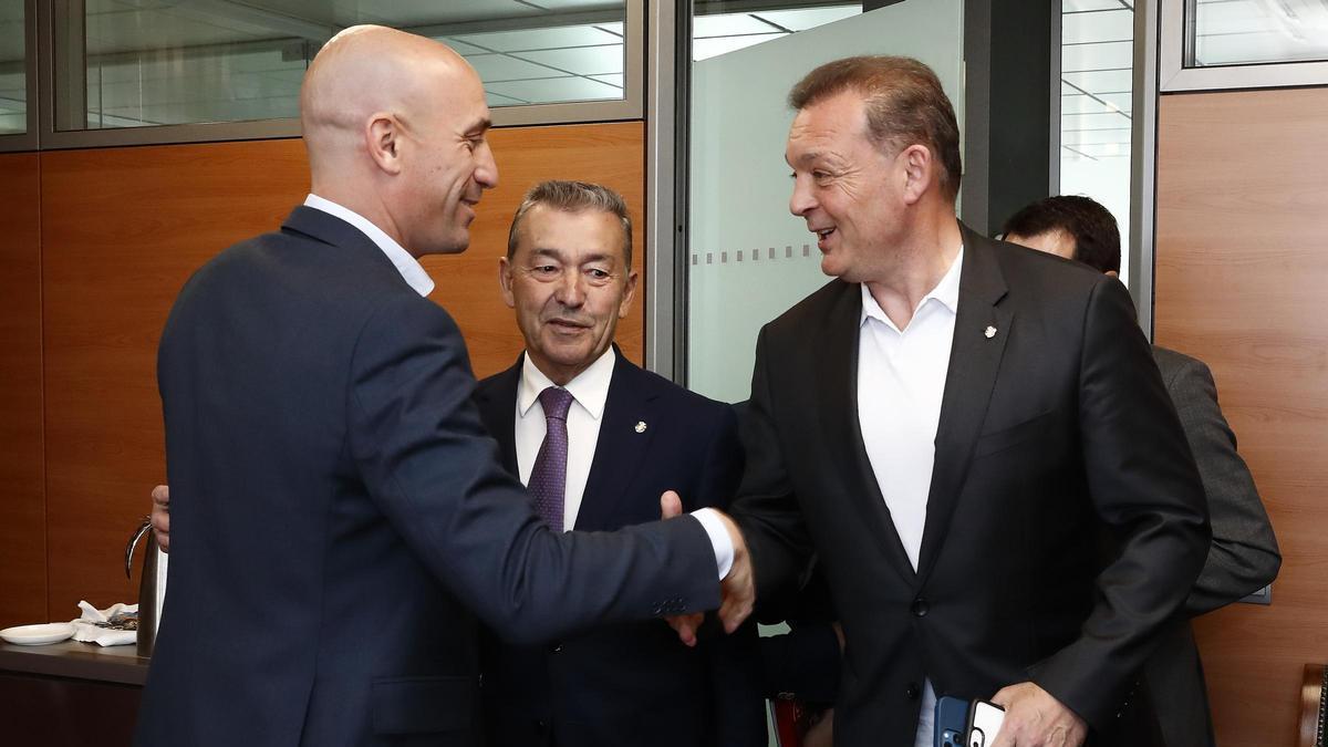 José Miguel Garrido, a la derecha, en encuentro con el presidente de la Federación Española, Luis Rubiales, al que también asistió Paulino Rivero.