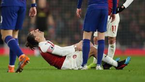 Héctor Bellerín durante el momento de su lesión en el Arsenal - Chelsea.