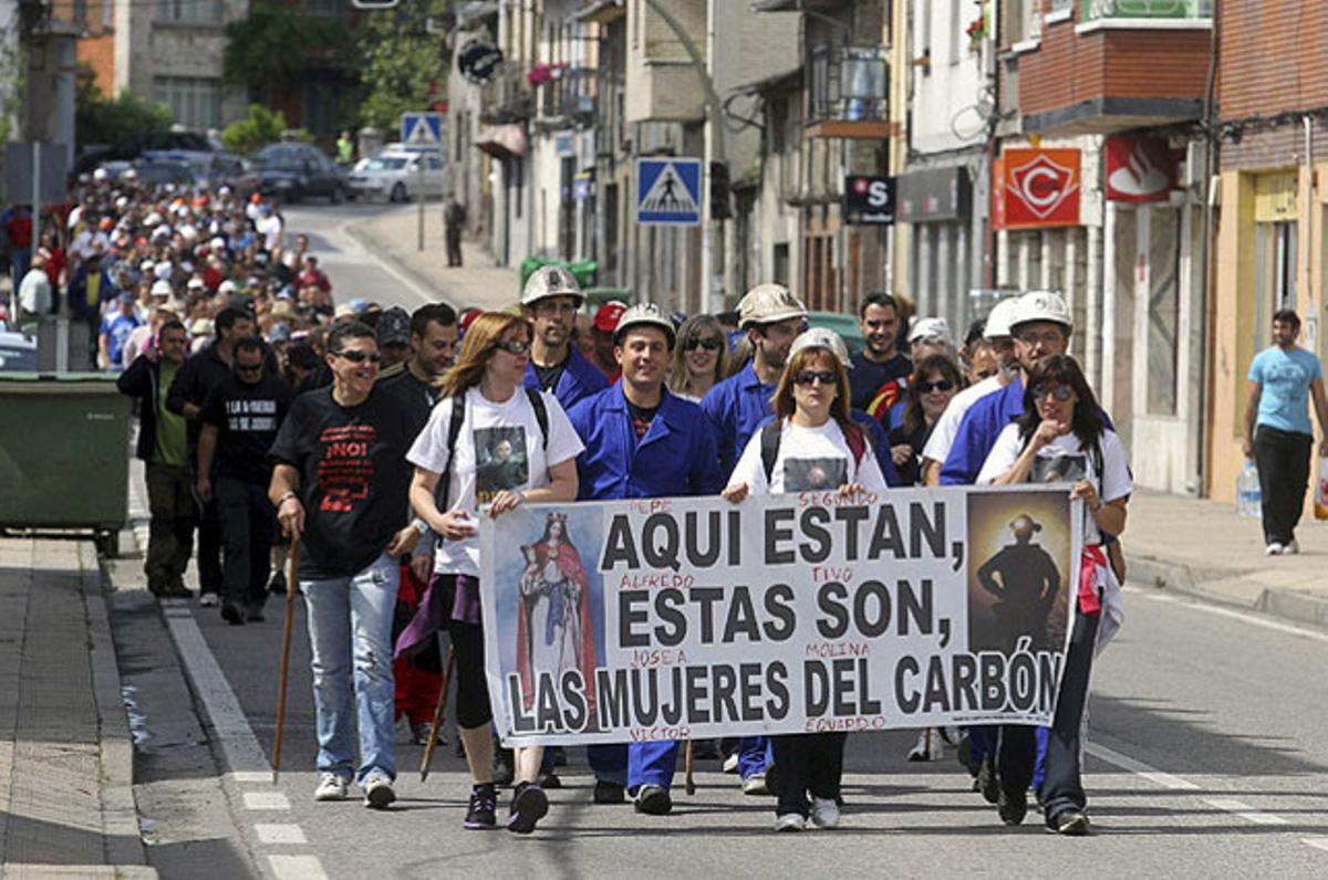 Marxa solidària de miners i familiars, al seu pas per Hospital del Sil (Lleó), on set miners continuen tancats, després de protestar contra les retallades en les ajudes al carbó.