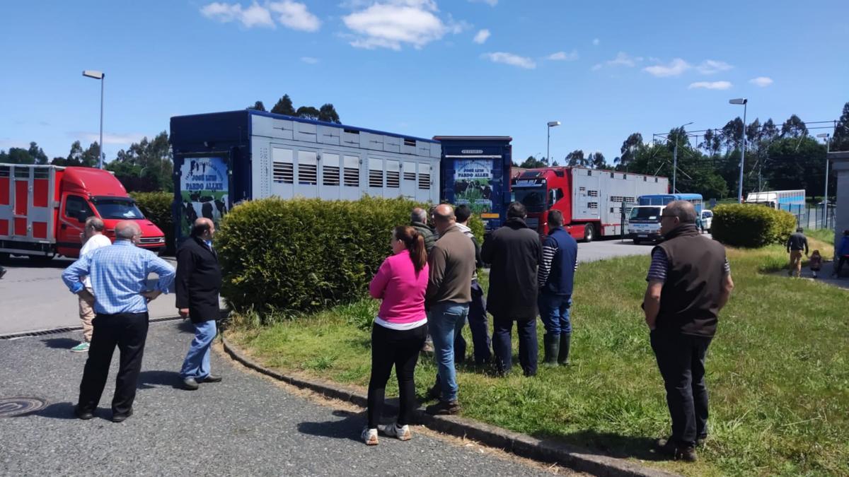 Transportistas bloqueando la Semana Verde de Silleda en protesta por el nuevo sistema de subasta en la Central Agropecuaria de Galicia.