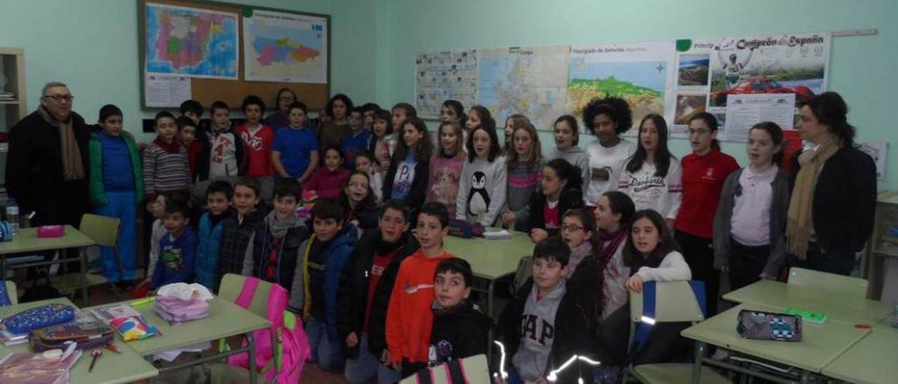 José Ramón González, Elvira Suárez y Begoña García, junto a los niños, durante un ensayo.