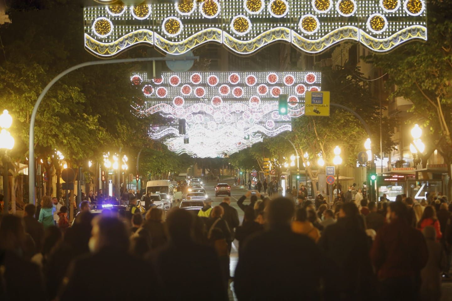 La iluminación navideña ya luce en Alicante con dos millones de leds