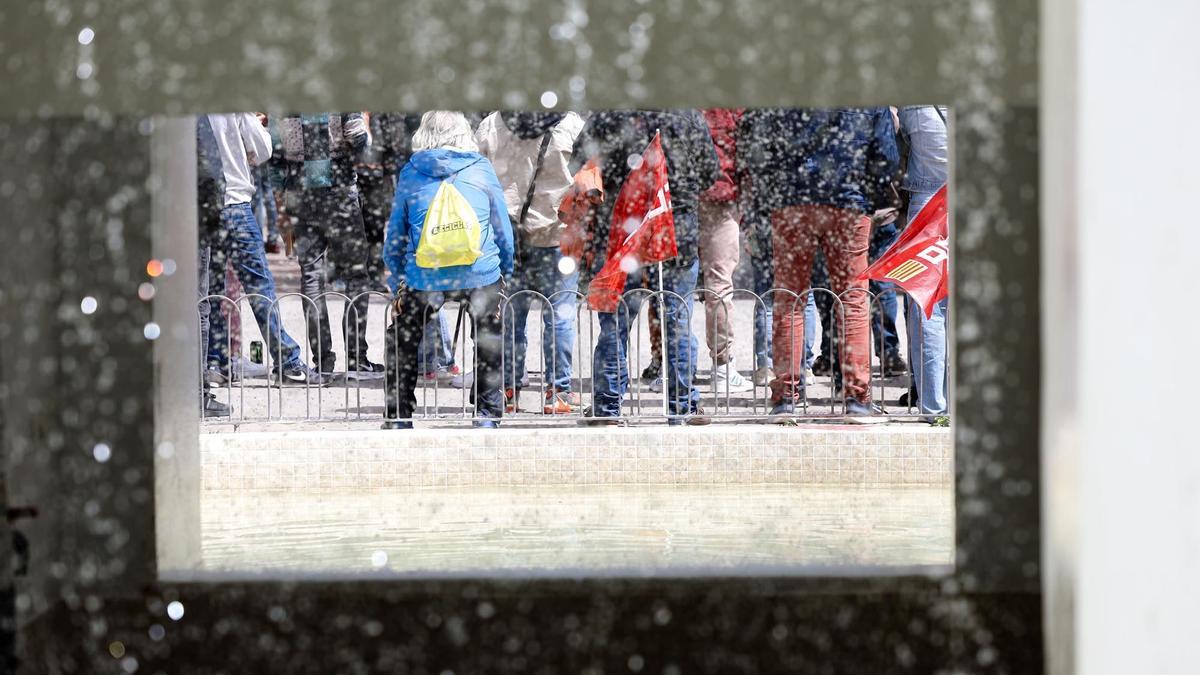 Imagen de archivo de banderas sindicales en una concentración en Vila.