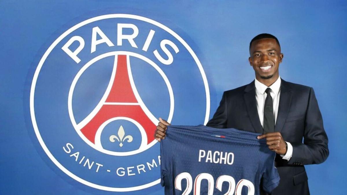 Willian Pacho, con la camiseta del PSG