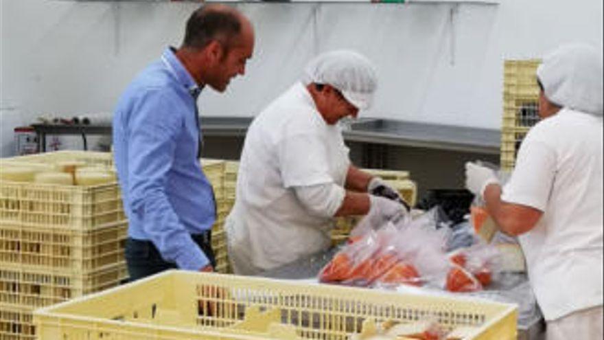 David Cabrera en una fábrica de quesadillas.