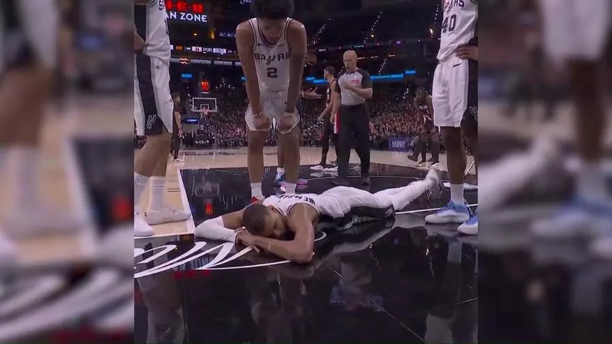 Wembanyama enciende las alarmas tras golpearse la cabeza en pleno partido
