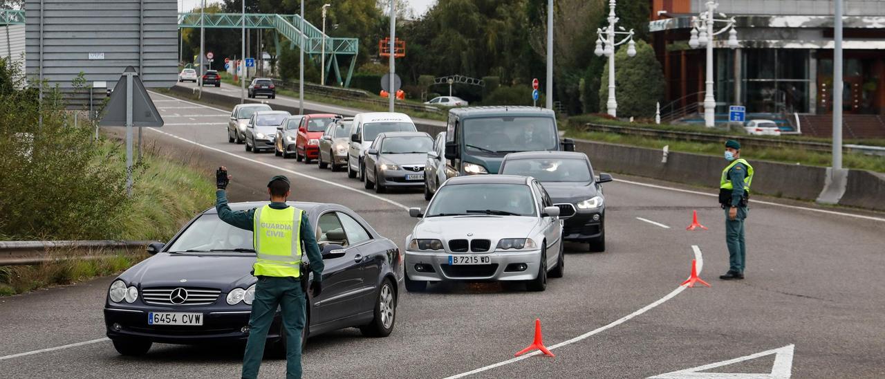 Un control de la Guardia Civil en Asturias. | IRMA COLLÍN