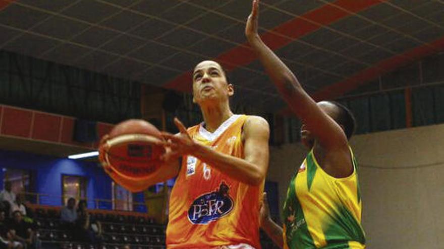 Amaya Gastaminza entra a canasta durante el partido de ayer.