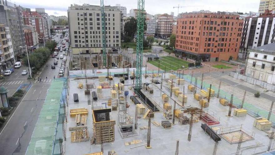 Edificio a medio construir en la plaza de Tabacos.