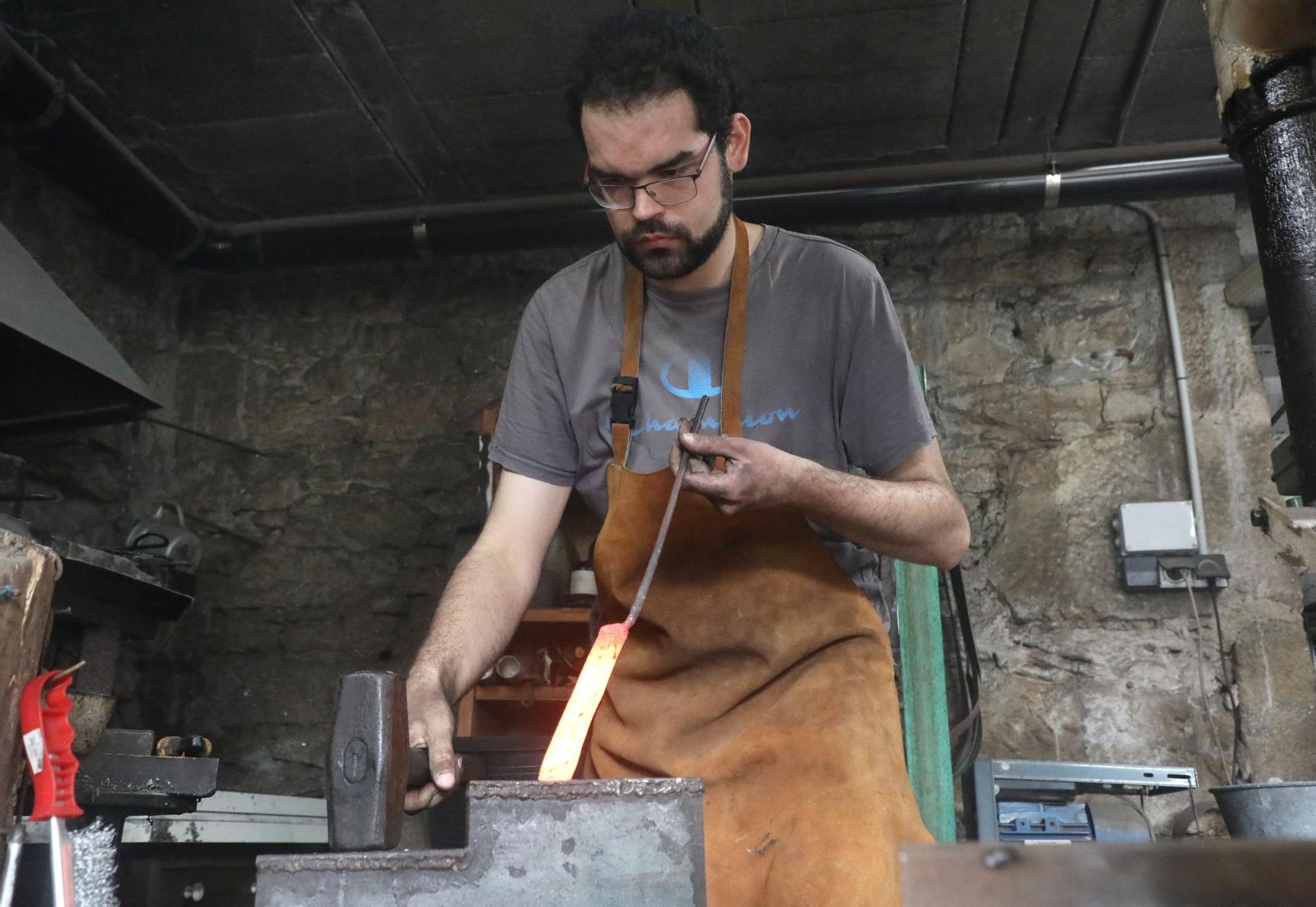 Álvaro en diferentes momentos del proceso de fabricación de sus cuchillos que duran toda la vida