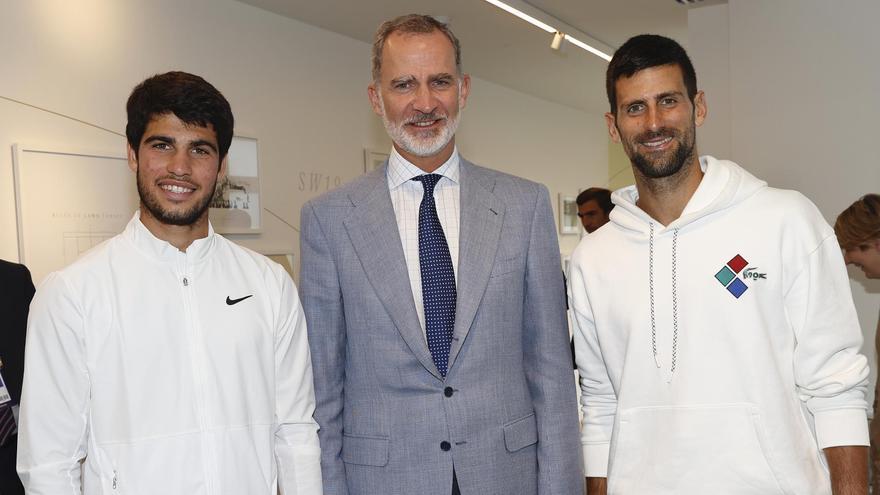 El rey Felipe VI posa con Carlos Alcaraz y Novak Djokovic tras la final del torneo de Wimbledon