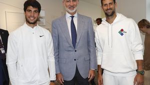 El rey Felipe VI posa con Carlos Alcaraz y Novak Djokovic tras la final del torneo de Wimbledon