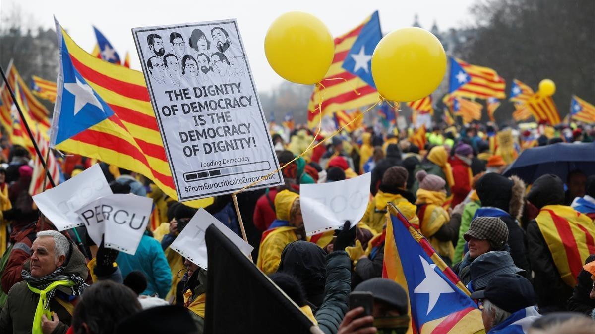 Inicio de la manifestación de la ANC y Òmnium en Bruselas, este jueves.