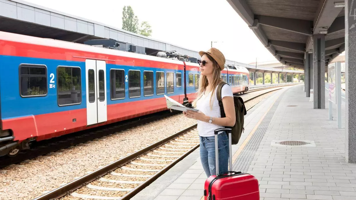 Qué llevar en la mochila si viajas en tren en plena ola de calor: la lista de imprescindibles