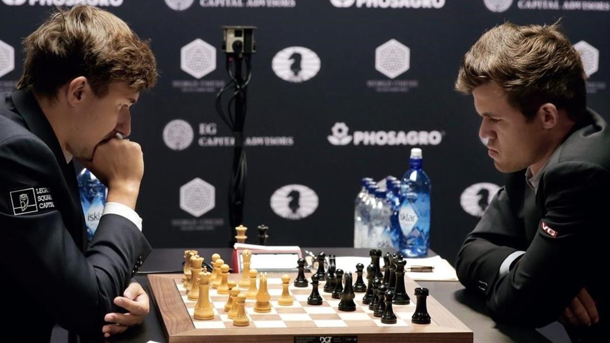 El ruso Karjakin, a la izquierda, y el noruego Carlsen, durante la segunda partida del Mundial, en Nueva York.