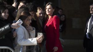 La reina Letizia se hace fotos a su salida de la inauguración del Tour del talento 2024 de Lleida