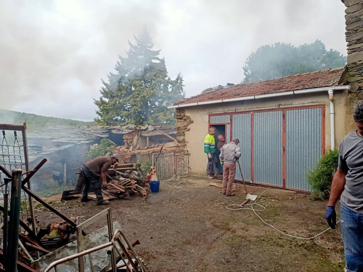 Los vecinos de Bercianos trabajan en el Concejo del Común y disfrutan de la convidada con motivo de la fiesta de San Cosme y San Damián.