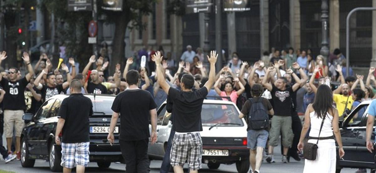 Uns quants centenars de funcionaris, entre ells policies, bombers i professors, es manifesten amb les mans alçades diumenge a la tarda als voltants del Congrés dels Diputats, blindat per les forces antiavalots.