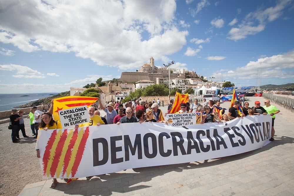 60 personas en Ibiza en apoyo del referéndum.