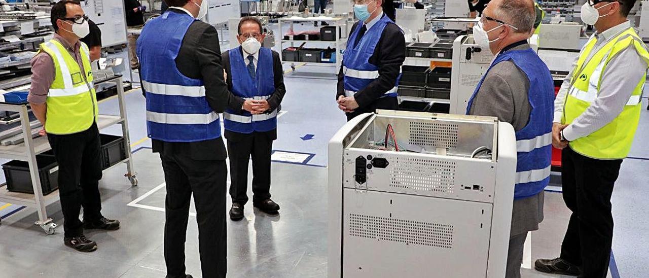 El presidente de la Generalitat, Ximo Puig, durante la visita de ayer a la planta de Power Electronics en Llíria.