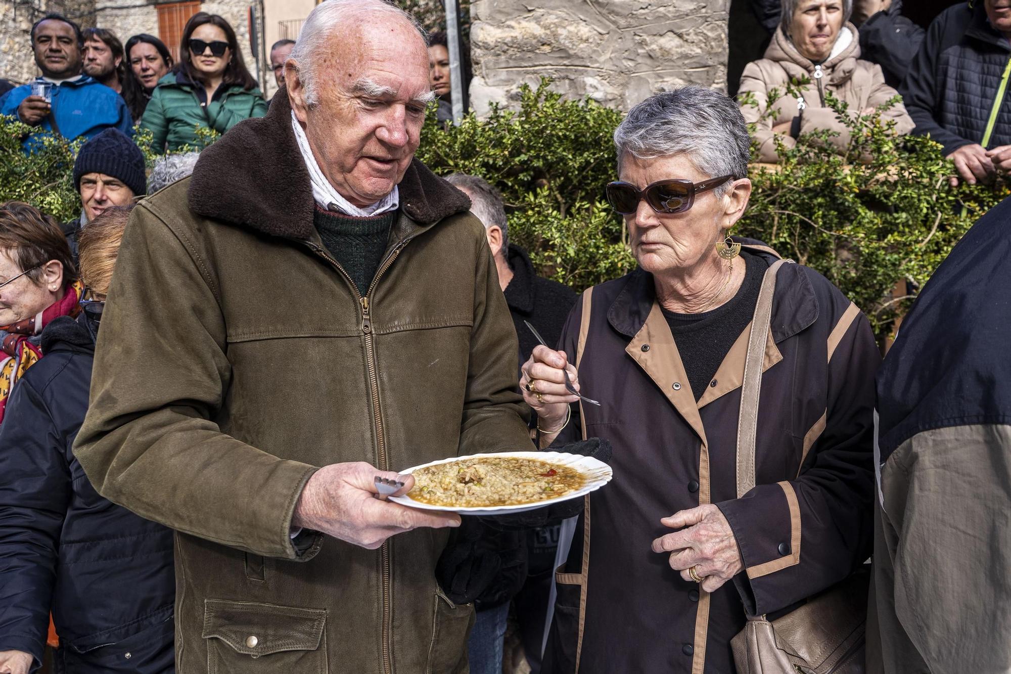 Bagà cuina el seu popular arròs per 2.500 persones