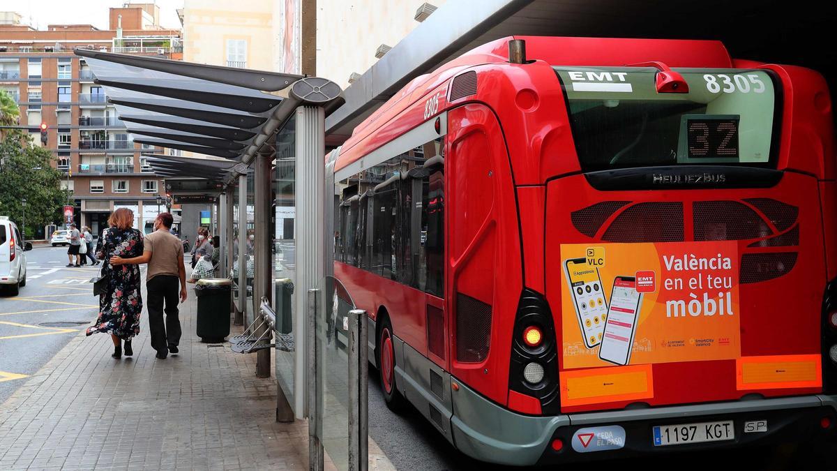 Un autobús se detiene en la parada ubicada junto a El Corte Inglés.