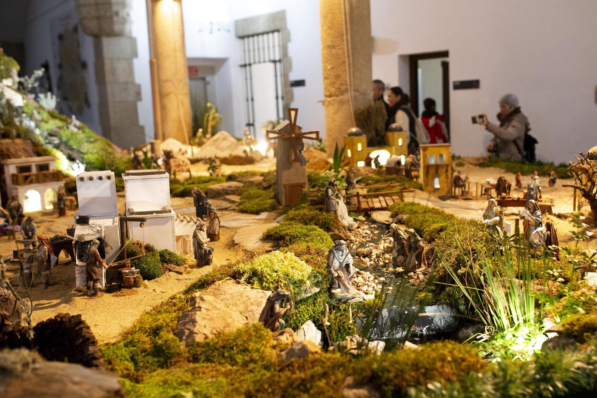 Galería | Más de 300 figuras, incluida una Carantoña, componen el belén de la Diputación de Cáceres