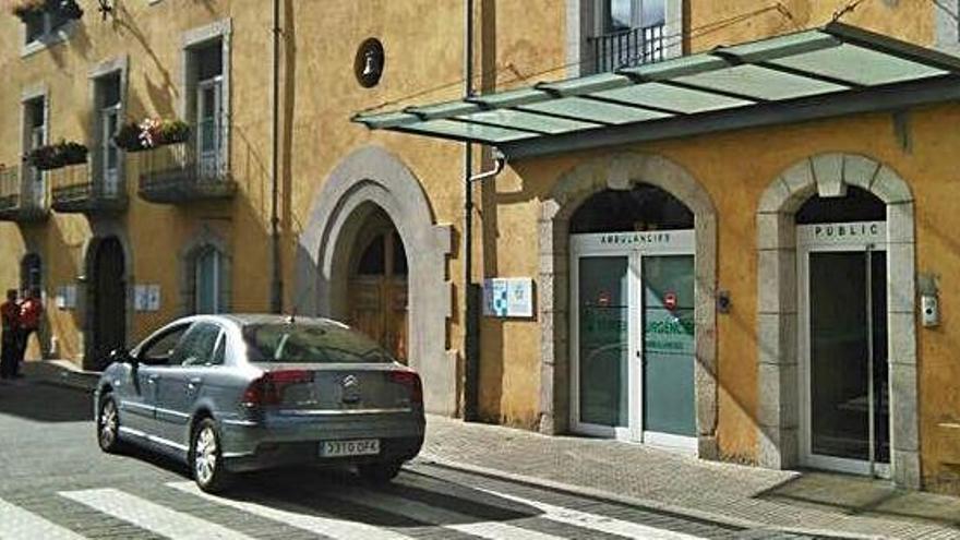 La façana de l&#039;antic hospital de Puigcerdà a la plaça de Santa Maria, on es fa la nova seu de la Policia Local