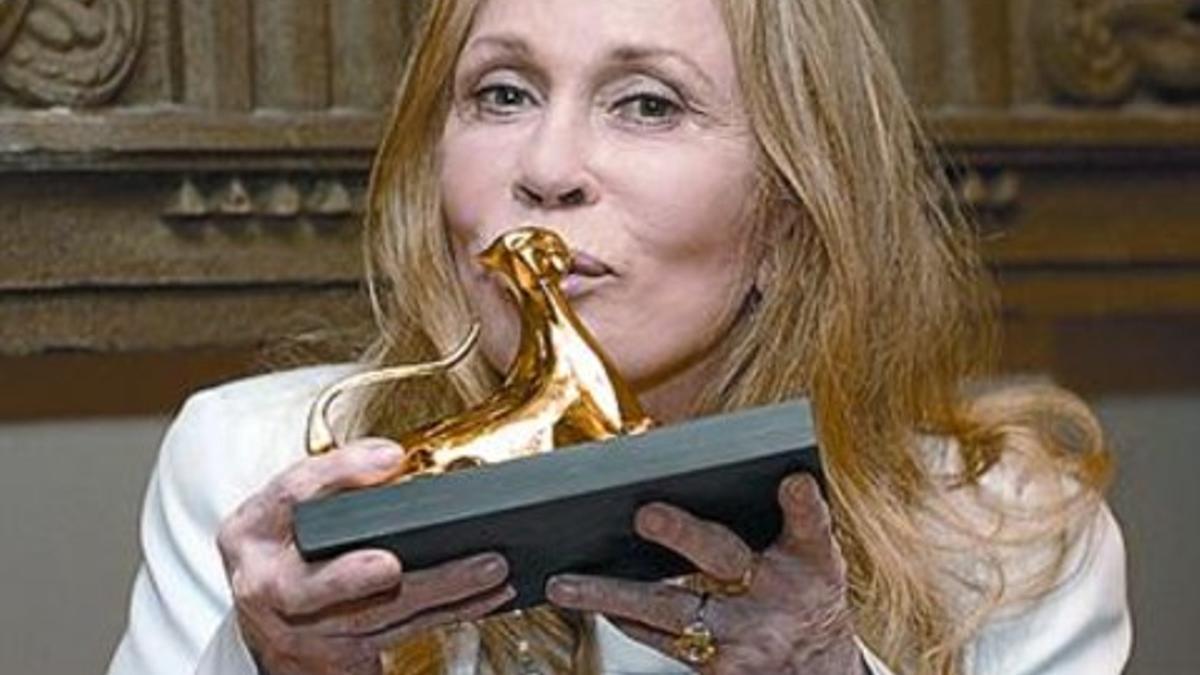 Faye Dunaway, con el premio honorífico del festival, el jueves.