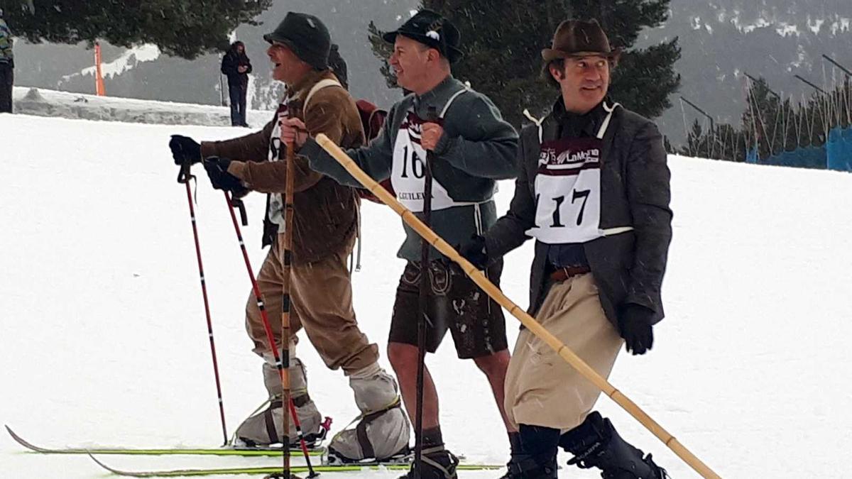 Tres esquiadors vestits d&#039;època durant la I Cursa Retro de la Molina per celebrar el 75è aniversari del primer telecadira de l&#039;Estat
