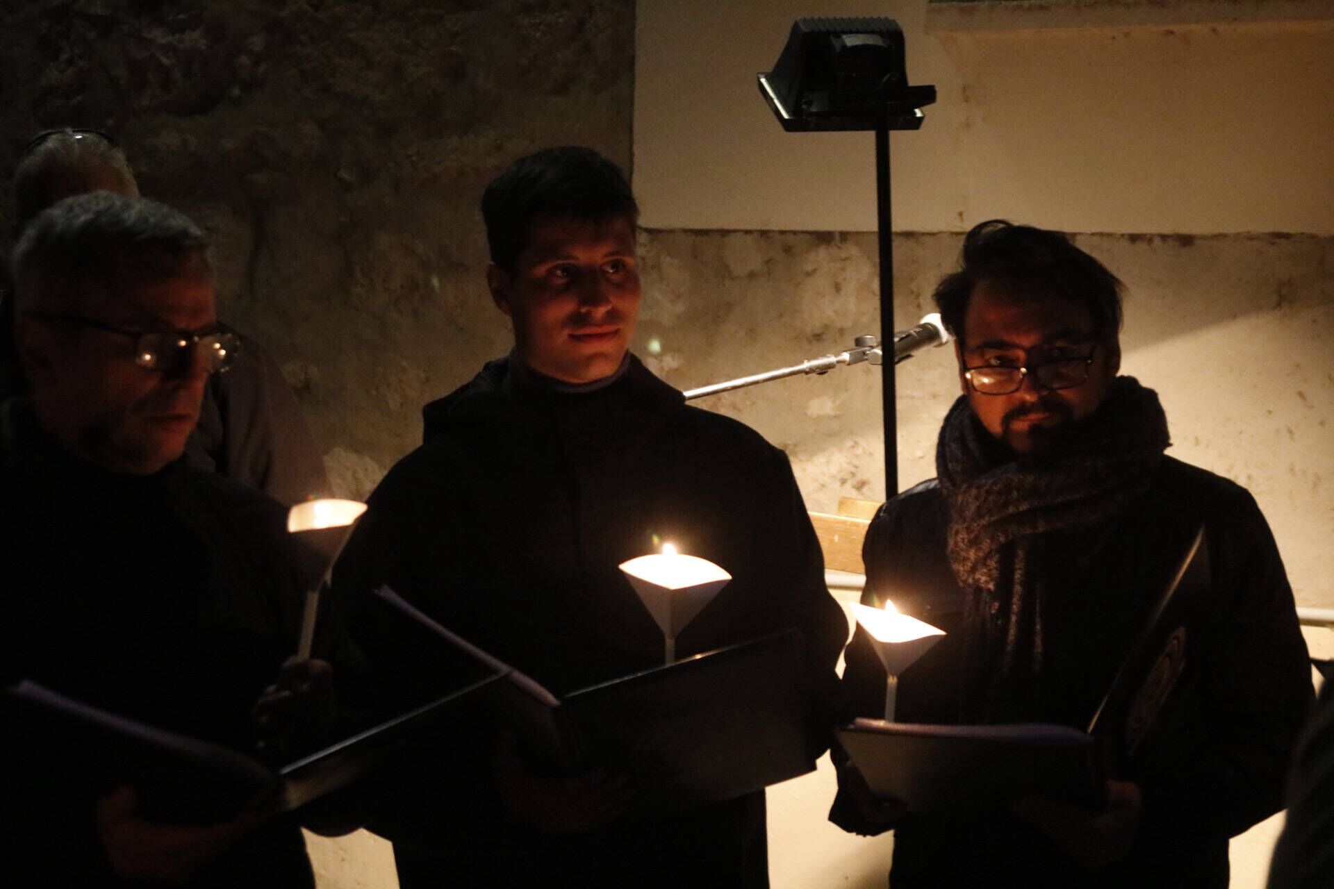 La procesión de las ánimas recorre el cementerio de San Atilano de Zamora con motivo de la noche de Difuntos y con la única iluminación de velas o faroles
