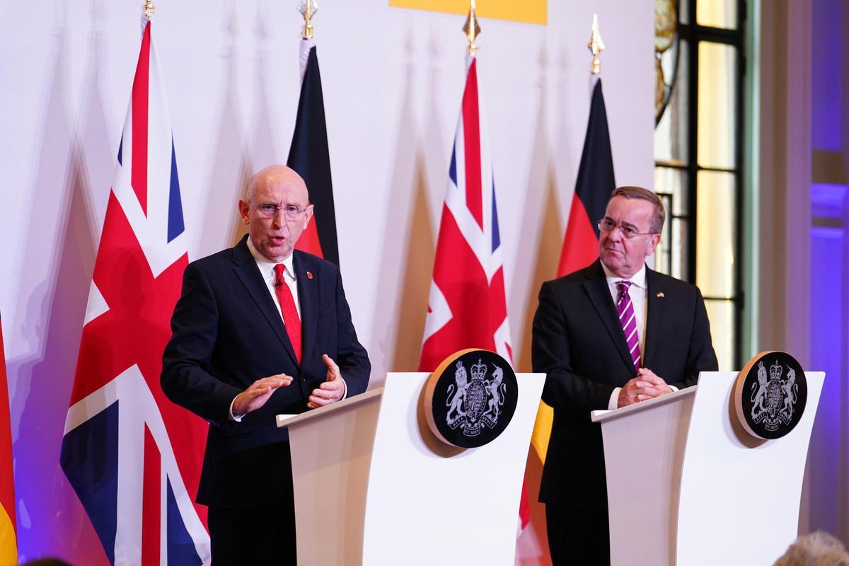 El ministro de Defensa del Reino Unido, John Healey, y su homólogo alemán, Boris Pistorius, este miércoles en Londres durante la firma del acuerdo conjunto.