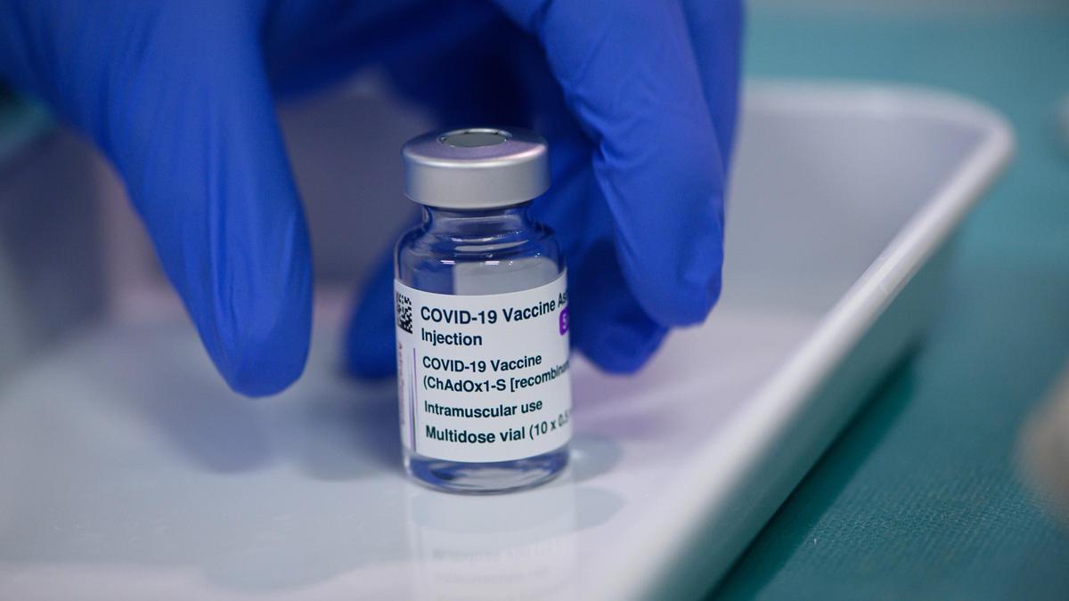 Europa retira del mercado la vacuna del covid de AstraZeneca
