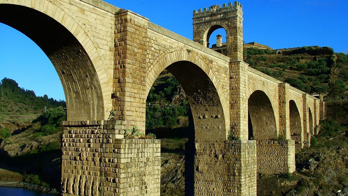 ADIÓS AL TRÁFICO POR EL PUENTE ROMANO MÁS ALTO DEL MUNDO: Resulta todo un anacronismo que un monumento de los años 103 y 104 de nuestra era siga soportando el tránsito de coches y camiones. Menos mal que en el  templete anexo donde descansa su autor,  Cayo Julio Lácer, quedó escrito: «Durará mientras dure el mundo». Y así parece. Porque el puente de Alcántara ha resistido hasta que por fin se proyecta otro paralelo que absorberá su tráfico. La Junta de Extremadura invertirá 18,6 millones en esta obra, a punto de adjudicarse.