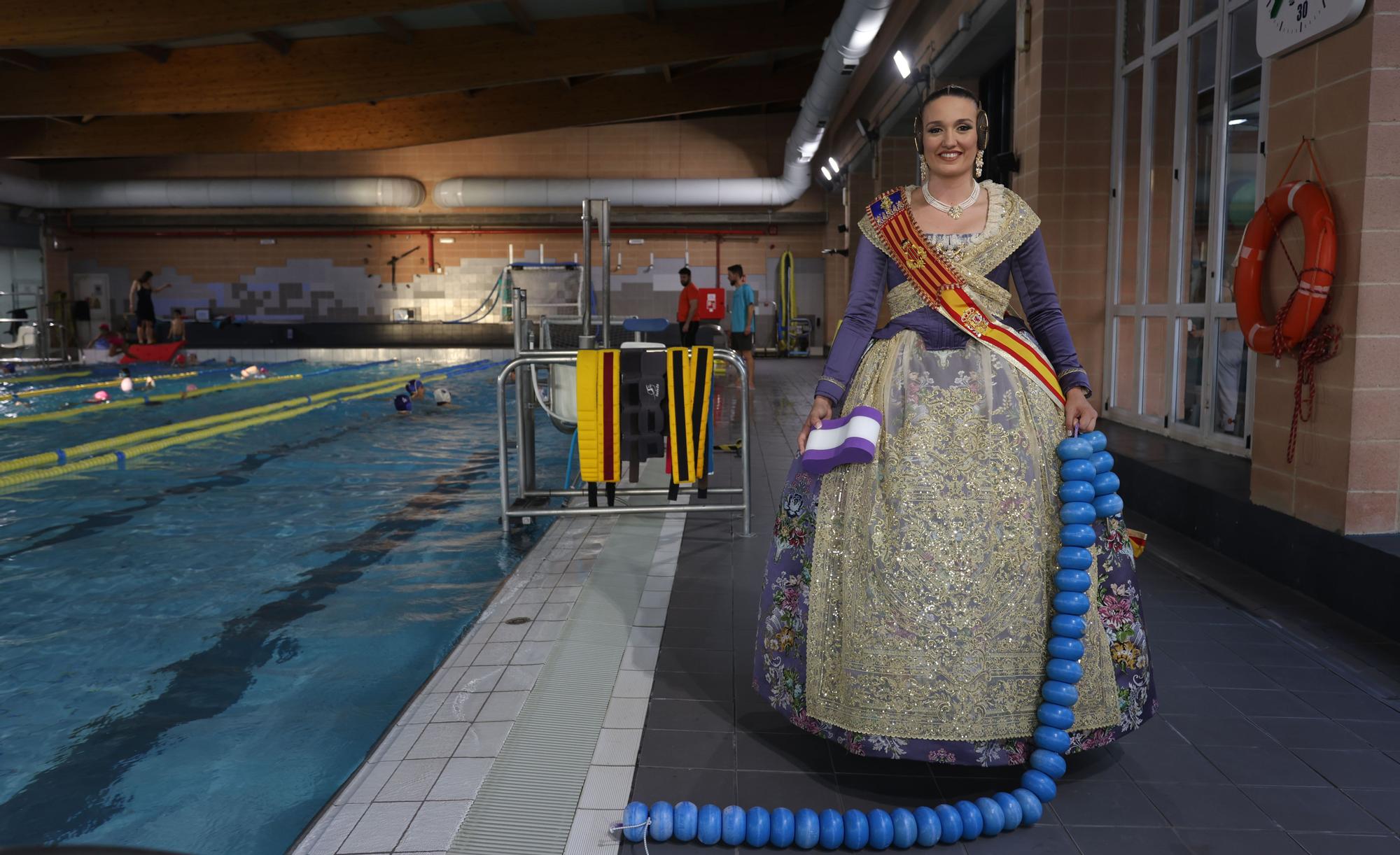 La Fallera Mayor de València, en su piscina