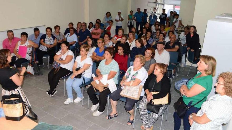 Un momento al inicio de la asamblea vecinal celebrada ayer en el local social de la cofradía de Bueu. // Gonzalo Núñez