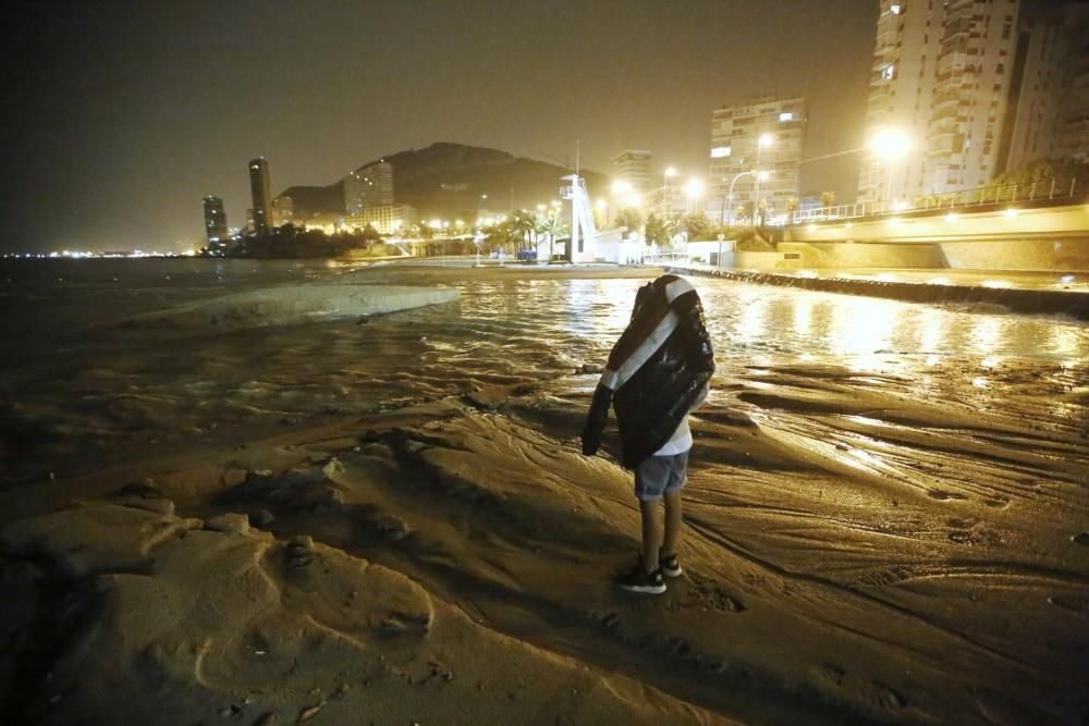 Alerta por tormentas y lluvia de 20 litros por metro cuadrado en una hora en Alicante