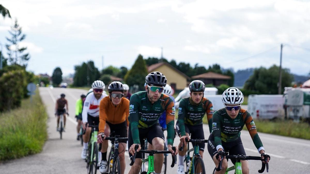 Un grupo de ciclistas, en la ruta