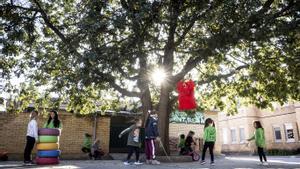 Niños jugando en el patio de la escuela Font Freda de Montcada i Reixac, este mes de noviembre.