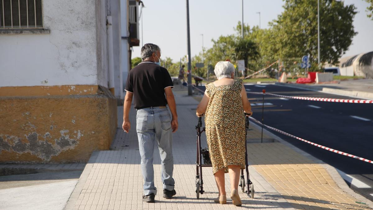 Personas caminando por la nueva acera de la Ronda de la Pizarra.