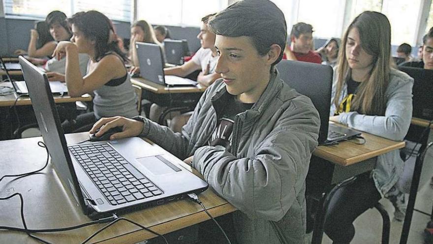Alumnos realizan el examen de PISA, ayer, en un colegio gallego.